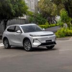 Geely EX5 EM-i color blanco circula en una vialidad urbana rodeada de áreas verdes, uno de los modelos con mayor crecimiento de la marca en México durante 2026.