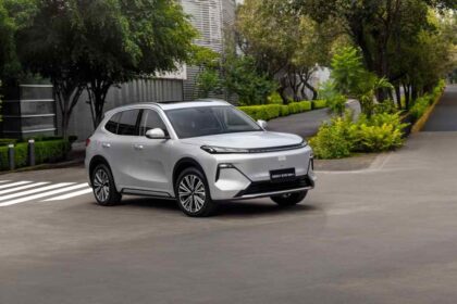 Geely EX5 EM-i color blanco circula en una vialidad urbana rodeada de áreas verdes, uno de los modelos con mayor crecimiento de la marca en México durante 2026.
