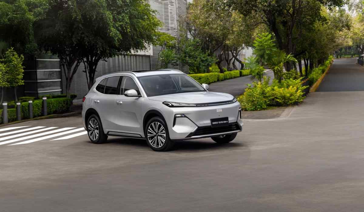 Geely EX5 EM-i color blanco circula en una vialidad urbana rodeada de áreas verdes, uno de los modelos con mayor crecimiento de la marca en México durante 2026.