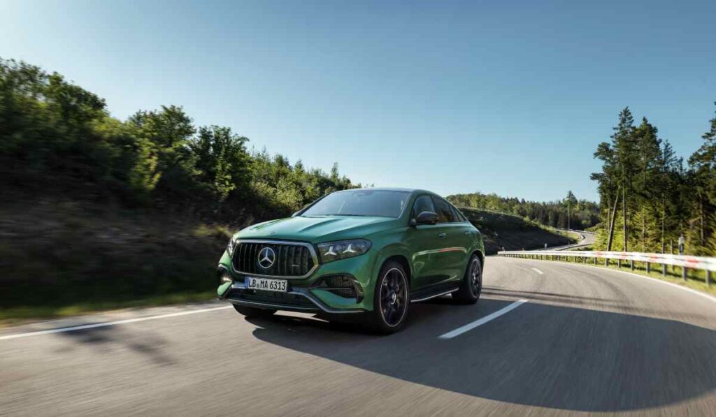 Mercedes-AMG GLE 63 S 4MATIC+ Coupé verde circulando por una carretera rodeada de árboles