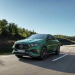 Mercedes-AMG GLE 63 S 4MATIC+ Coupé verde circulando por una carretera rodeada de árboles