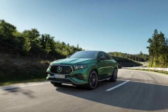Mercedes-AMG GLE 63 S 4MATIC+ Coupé verde circulando por una carretera rodeada de árboles