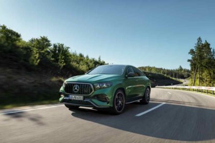Mercedes-AMG GLE 63 S 4MATIC+ Coupé verde circulando por una carretera rodeada de árboles