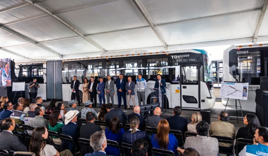 Autoridades presentan un autobús Volvo eléctrico articulado durante el lanzamiento de la Línea 5 Mi Macro Aeropuerto en Guadalajara, Jalisco.