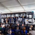 Autoridades presentan un autobús Volvo eléctrico articulado durante el lanzamiento de la Línea 5 Mi Macro Aeropuerto en Guadalajara, Jalisco.