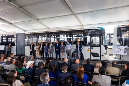 Autoridades presentan un autobús Volvo eléctrico articulado durante el lanzamiento de la Línea 5 Mi Macro Aeropuerto en Guadalajara, Jalisco.
