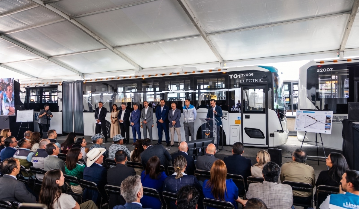 Autoridades presentan un autobús Volvo eléctrico articulado durante el lanzamiento de la Línea 5 Mi Macro Aeropuerto en Guadalajara, Jalisco.