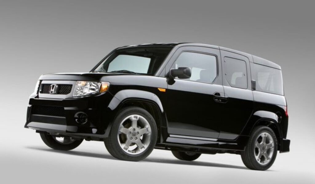 Honda Element color negro fotografiado en estudio con diseño cuadrado y vista frontal lateral