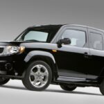 Honda Element color negro fotografiado en estudio con diseño cuadrado y vista frontal lateral