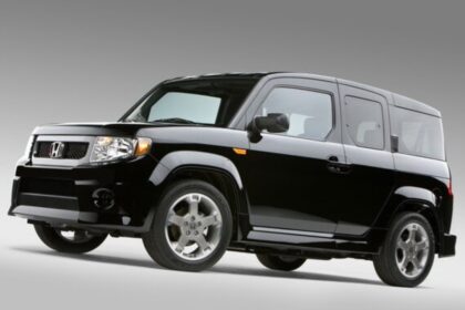 Honda Element color negro fotografiado en estudio con diseño cuadrado y vista frontal lateral