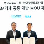 Representantes de Hyundai Motor Group y Korea Aerospace Industries (KAI) muestran el acuerdo firmado para desarrollar soluciones de movilidad aérea avanzada durante una ceremonia en Corea del Sur.