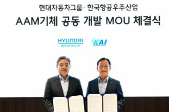 Representantes de Hyundai Motor Group y Korea Aerospace Industries (KAI) muestran el acuerdo firmado para desarrollar soluciones de movilidad aérea avanzada durante una ceremonia en Corea del Sur.