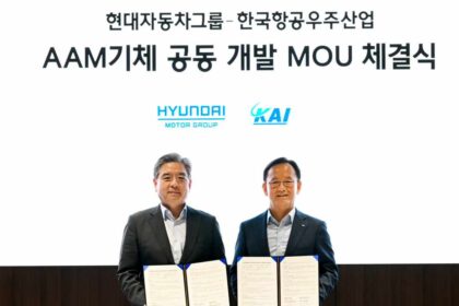 Representantes de Hyundai Motor Group y Korea Aerospace Industries (KAI) muestran el acuerdo firmado para desarrollar soluciones de movilidad aérea avanzada durante una ceremonia en Corea del Sur.