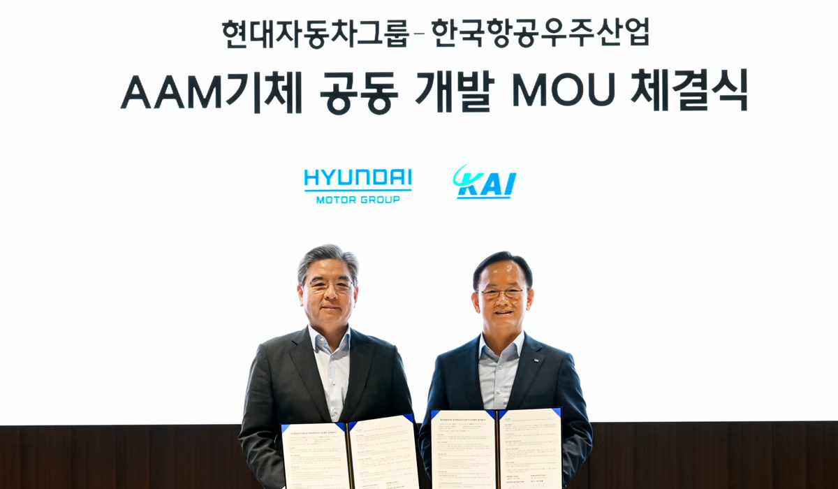 Representantes de Hyundai Motor Group y Korea Aerospace Industries (KAI) muestran el acuerdo firmado para desarrollar soluciones de movilidad aérea avanzada durante una ceremonia en Corea del Sur.