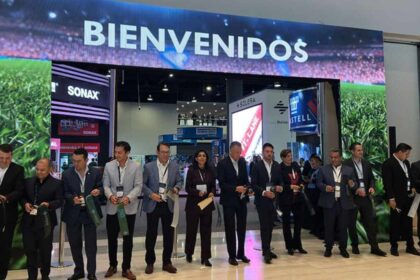 Directivos y representantes del sector automotriz realizan el corte de listón durante la inauguración de Expo CESVI 2026.