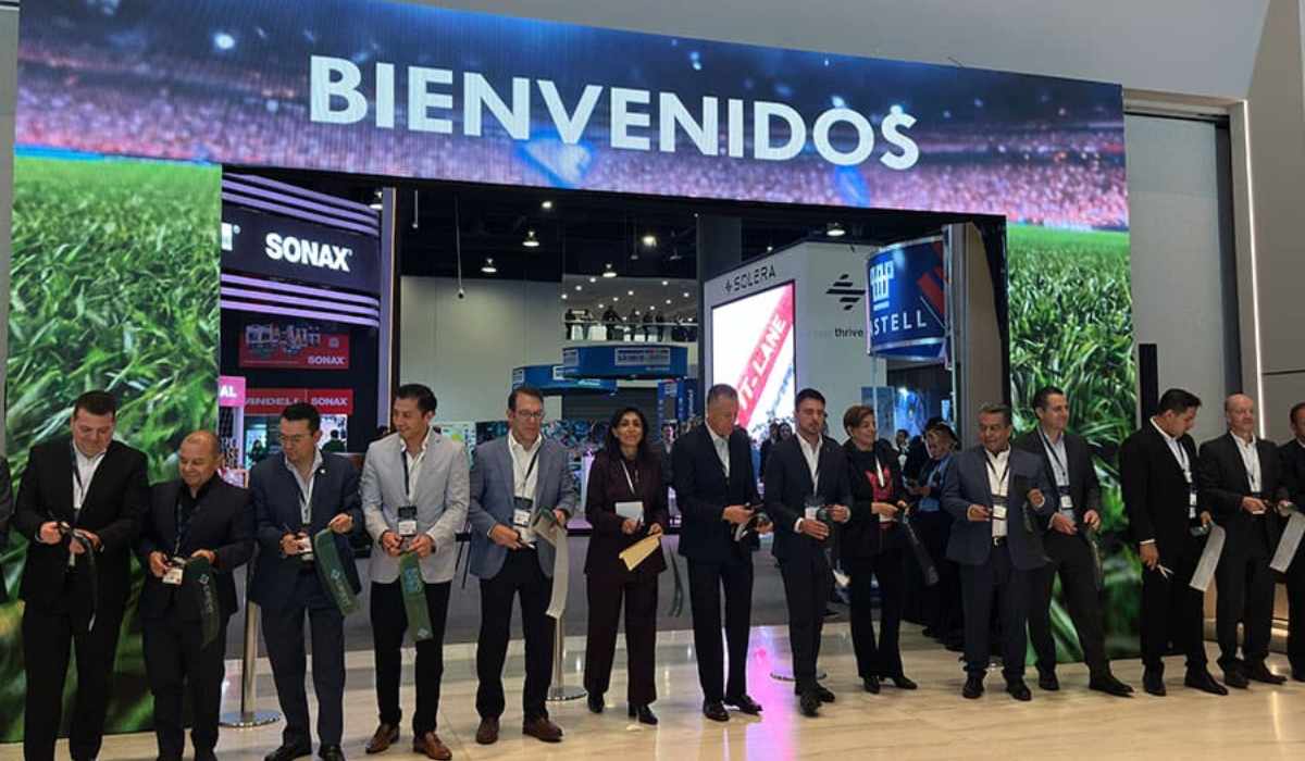 Directivos y representantes del sector automotriz realizan el corte de listón durante la inauguración de Expo CESVI 2026.