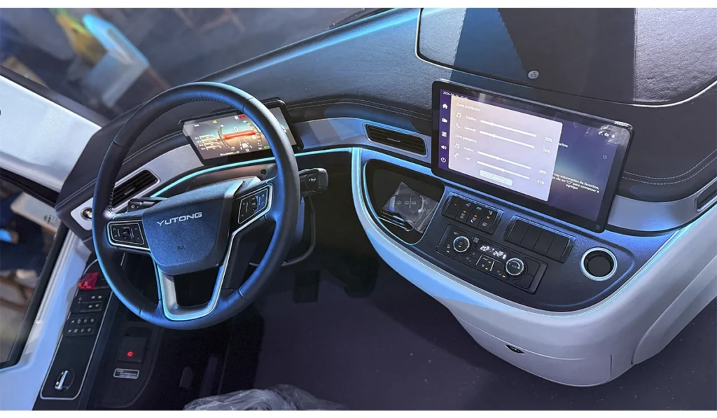 Tablero digital e interior de la cabina del autobús eléctrico Yutong T13E presentado en México