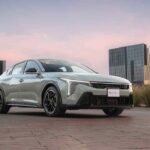 Kia K4 color gris plata estacionado en un entorno urbano durante el atardecer, modelo fabricado en México y reconocido por su calidad inicial en el estudio J.D. Power 2026.