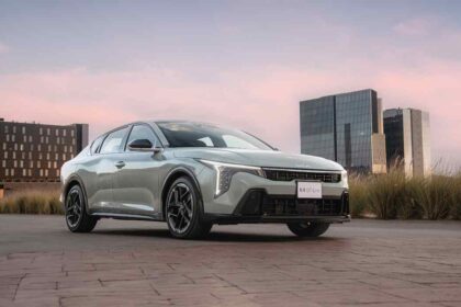 Kia K4 color gris plata estacionado en un entorno urbano durante el atardecer, modelo fabricado en México y reconocido por su calidad inicial en el estudio J.D. Power 2026.