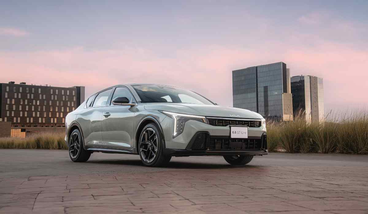 Kia K4 color gris plata estacionado en un entorno urbano durante el atardecer, modelo fabricado en México y reconocido por su calidad inicial en el estudio J.D. Power 2026.