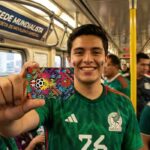 Aficionado muestra la Tarjeta de Movilidad Integrada edición especial Mundial 2026 dentro de un vagón del Metro de la Ciudad de México.