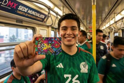 Aficionado muestra la Tarjeta de Movilidad Integrada edición especial Mundial 2026 dentro de un vagón del Metro de la Ciudad de México.