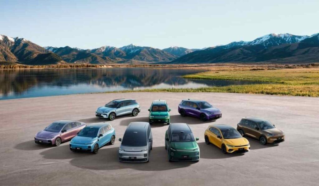 Vehículos eléctricos Leapmotor exhibidos en un entorno natural como parte de la estrategia global de movilidad eléctrica de la marca.