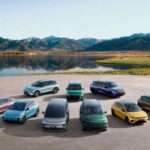 Vehículos eléctricos Leapmotor exhibidos en un entorno natural como parte de la estrategia global de movilidad eléctrica de la marca.