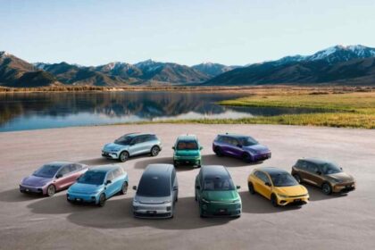 Vehículos eléctricos Leapmotor exhibidos en un entorno natural como parte de la estrategia global de movilidad eléctrica de la marca.