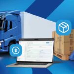 Ilustración de logística inteligente con un camión de carga, una plataforma digital de gestión, cajas sobre una tarima e íconos de transporte y costos.
