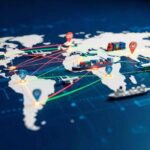 Mapa mundial con rutas de transporte marítimo, terrestre y aéreo que representan las cadenas de suministro y la logística global.