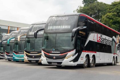 Autobuses Marcopolo Paradiso G8 Double Decker del Grupo La Santaniana alineados durante la entrega de nuevas unidades en Paraguay.