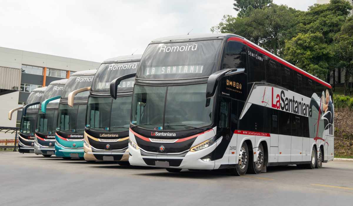 Autobuses Marcopolo Paradiso G8 Double Decker del Grupo La Santaniana alineados durante la entrega de nuevas unidades en Paraguay.