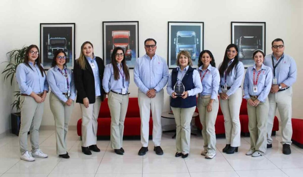 Integrantes del Comité de Mujeres PACCAR México posan con un reconocimiento otorgado por la PACCAR Women’s Association por su impacto en colaboradores y comunidad durante 2025.