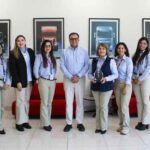 Integrantes del Comité de Mujeres PACCAR México posan con un reconocimiento otorgado por la PACCAR Women’s Association por su impacto en colaboradores y comunidad durante 2025.