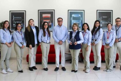 Integrantes del Comité de Mujeres PACCAR México posan con un reconocimiento otorgado por la PACCAR Women’s Association por su impacto en colaboradores y comunidad durante 2025.