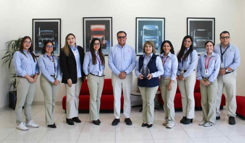 Integrantes del Comité de Mujeres PACCAR México posan con un reconocimiento otorgado por la PACCAR Women’s Association por su impacto en colaboradores y comunidad durante 2025.