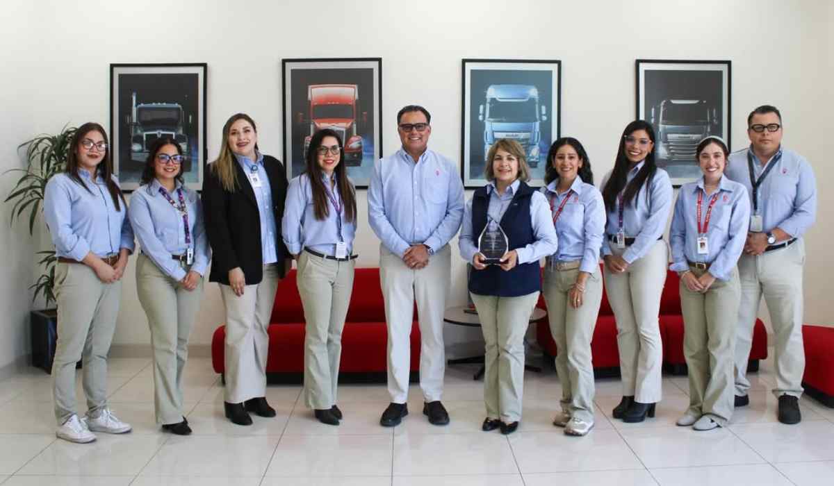 Integrantes del Comité de Mujeres PACCAR México posan con un reconocimiento otorgado por la PACCAR Women’s Association por su impacto en colaboradores y comunidad durante 2025.
