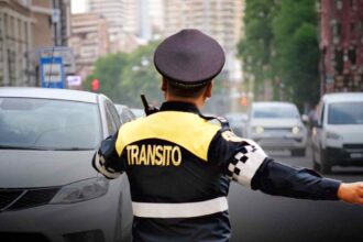 Agente de tránsito dirige la circulación vehicular en una avenida de la Ciudad de México, donde aumentará el número de oficiales autorizados para aplicar multas de tránsito.