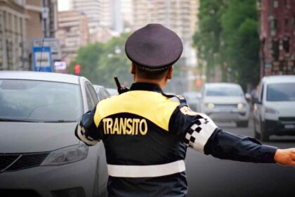 Agente de tránsito dirige la circulación vehicular en una avenida de la Ciudad de México, donde aumentará el número de oficiales autorizados para aplicar multas de tránsito.