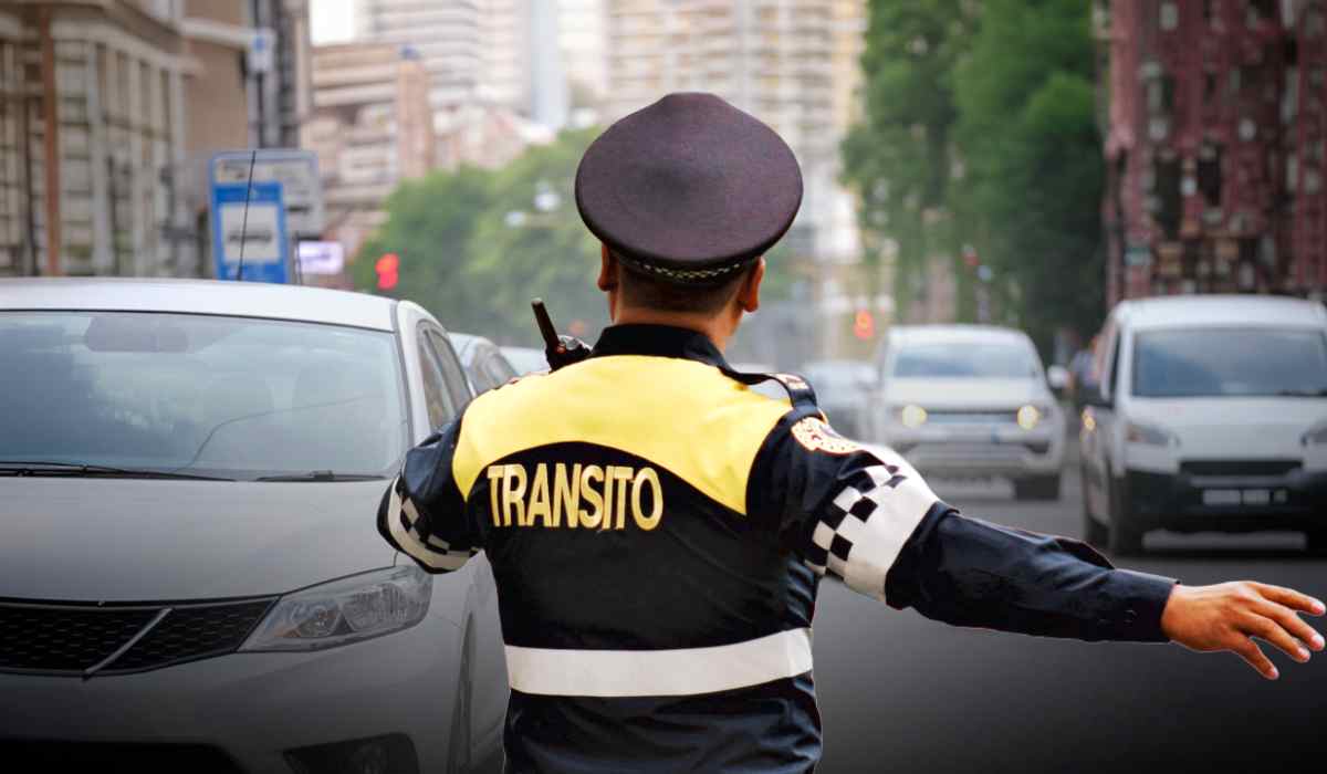 Agente de tránsito dirige la circulación vehicular en una avenida de la Ciudad de México, donde aumentará el número de oficiales autorizados para aplicar multas de tránsito.