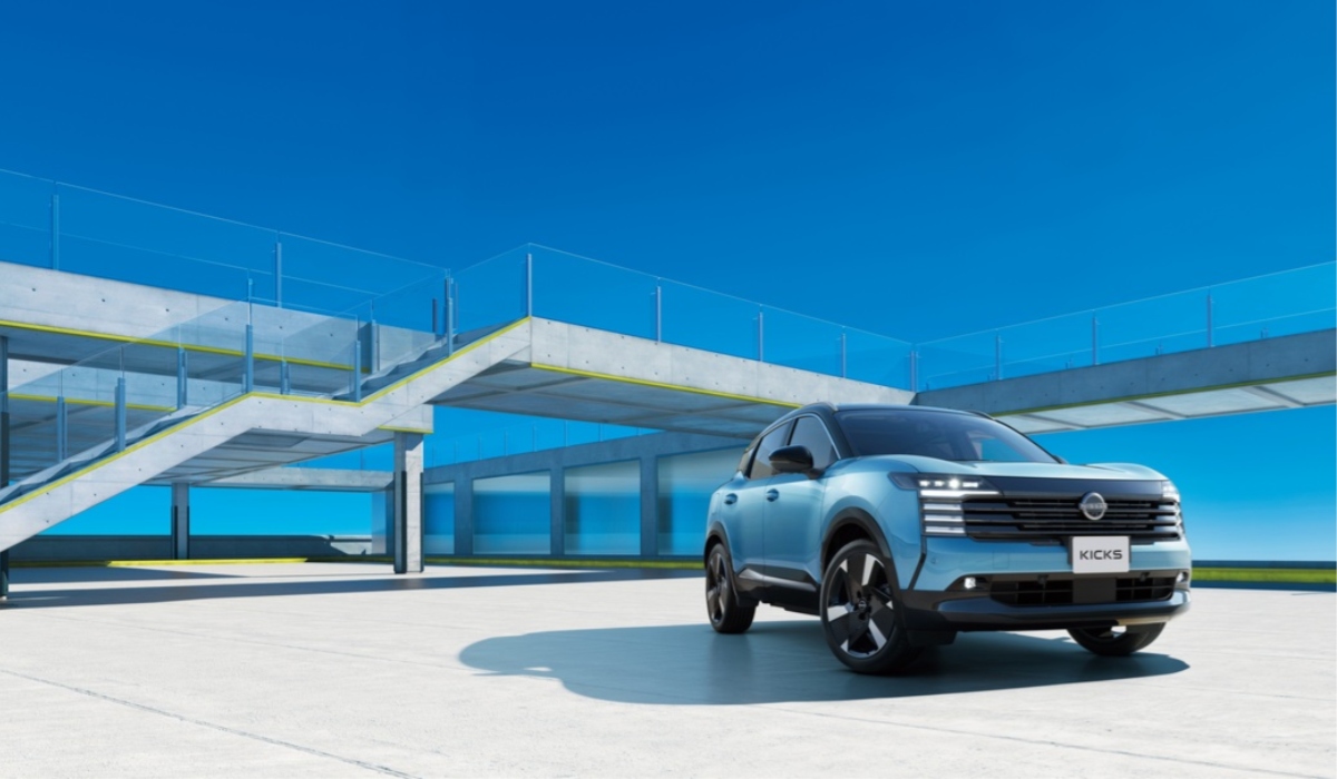 Nissan Kicks 2026 color azul estacionado en un complejo arquitectónico moderno durante su presentación en Japón