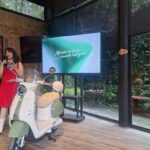 Presentación de la nueva OVA de YADEA durante un evento de lanzamiento de la motoneta eléctrica en México.