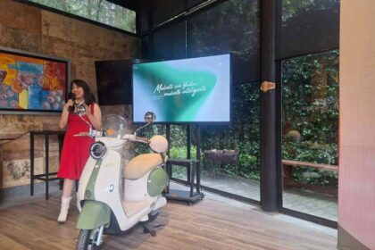 Presentación de la nueva OVA de YADEA durante un evento de lanzamiento de la motoneta eléctrica en México.
