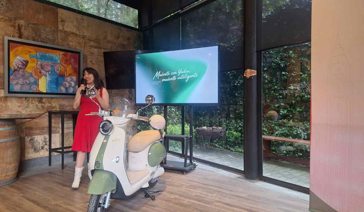 Presentación de la nueva OVA de YADEA durante un evento de lanzamiento de la motoneta eléctrica en México.