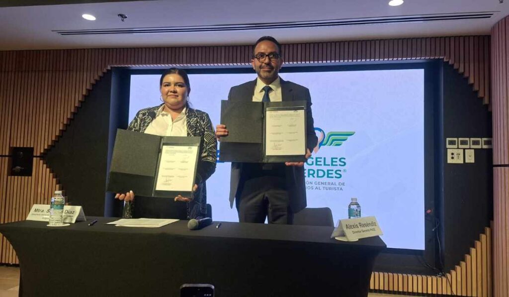 Sandra Díaz, directora general de Ángeles Verdes, y Alexis Reséndiz, director general de PASE, muestran el convenio de colaboración firmado durante su presentación en Ciudad de México.