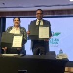 Sandra Díaz, directora general de Ángeles Verdes, y Alexis Reséndiz, director general de PASE, muestran el convenio de colaboración firmado durante su presentación en Ciudad de México.