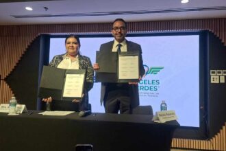 Sandra Díaz, directora general de Ángeles Verdes, y Alexis Reséndiz, director general de PASE, muestran el convenio de colaboración firmado durante su presentación en Ciudad de México.
