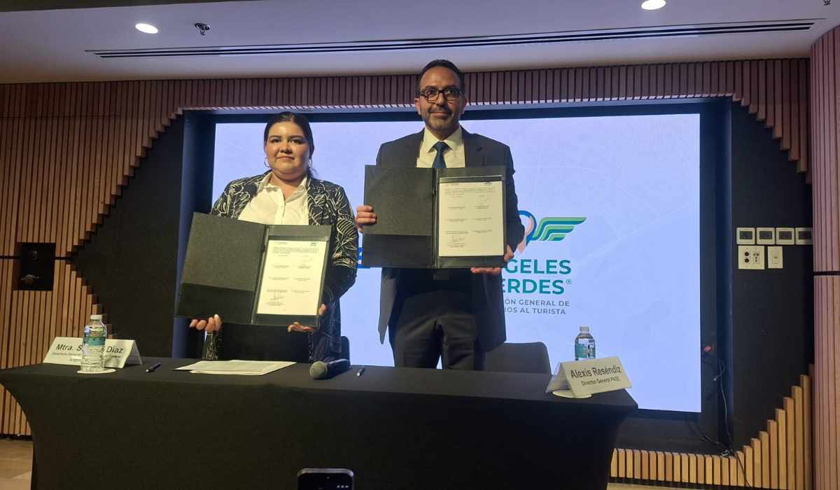 Sandra Díaz, directora general de Ángeles Verdes, y Alexis Reséndiz, director general de PASE, muestran el convenio de colaboración firmado durante su presentación en Ciudad de México.