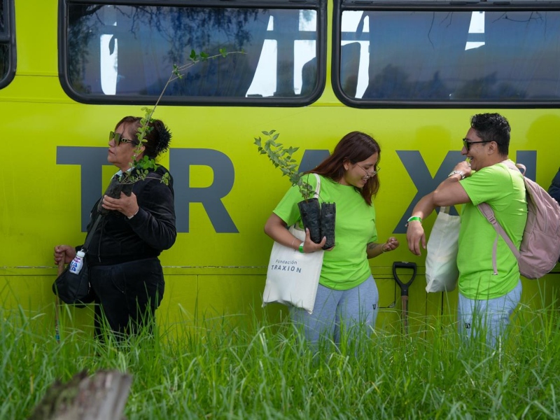 Voluntarios de Fundación Traxión formados con árboles para plantar durante la Jornada Nacional de Voluntarios en AXION 2026.